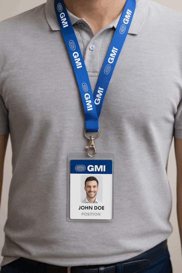 Persona usando un lanyard sublimado personalizado con credencial colgada, ideal para entornos corporativos y eventos